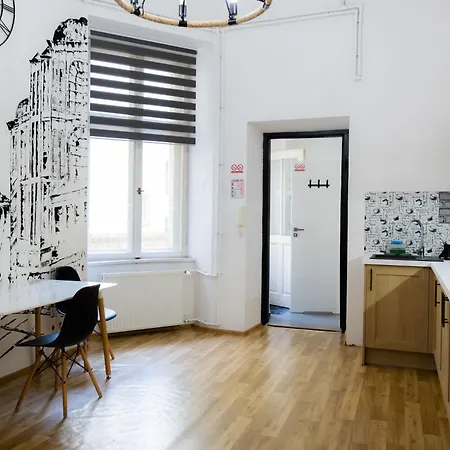 Fivehostel Hostel *